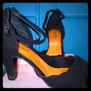 Arizona Jean Co black  Galloway Heels Size 8